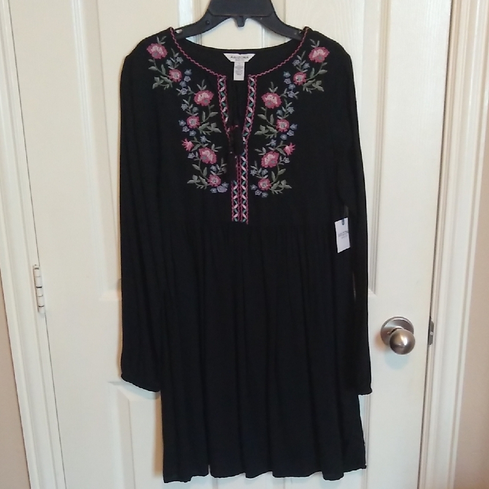 Boho Dress With Floral Embroidery Size Small NWT - Picture 2 of 8